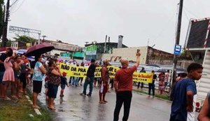 Moradores do Conjunto Eustáquio Gomes fecham via do bairro em protesto