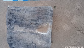Fardos de borracha de navios nazistas reaparecem em praias de Alagoas após seis anos