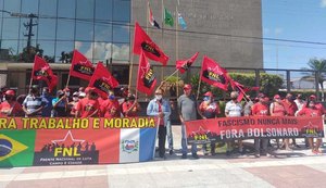 Representantes do FNL protestam em frente ao Tribunal de Justiça de Alagoas