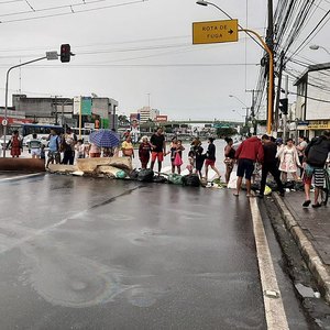 Moradores Do Bom Parto Que Ficaram Desalojados Bloqueiam A Avenida