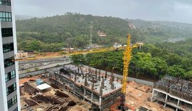 Braço de grua usada em construção atinge apartamento de prédio vizinho