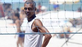 Romário joga futevolêi na praia e novo shape volta a chamar a atenção