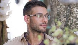 Personagem de Lucas Lucco chega a cavalo e paralisa mulheres de sunga