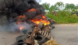 Agricultores bloqueiam a Rota do Mar em protesto por assistência