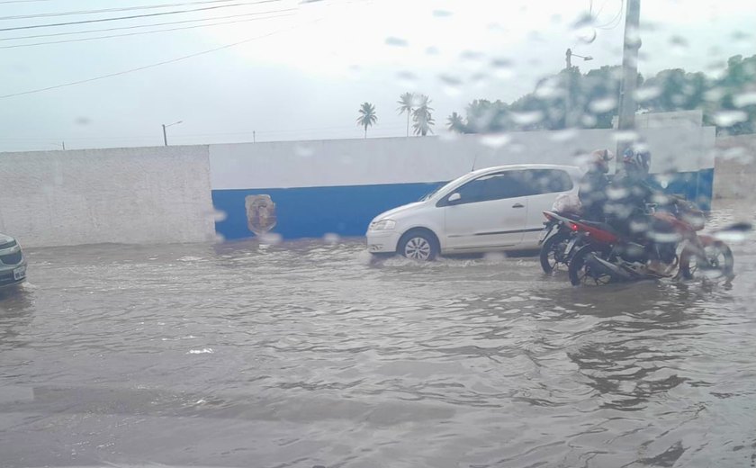 Chuvas provocam alagamentos em cidades do Agreste
