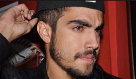 Caio Castro dá show de antipatia e assessor dele obriga fã a apagar foto em festa