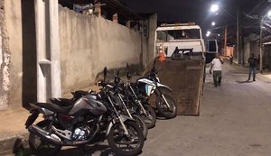 Motociclista é preso após furar bloqueio de fiscalização no bairro do Jacintinho