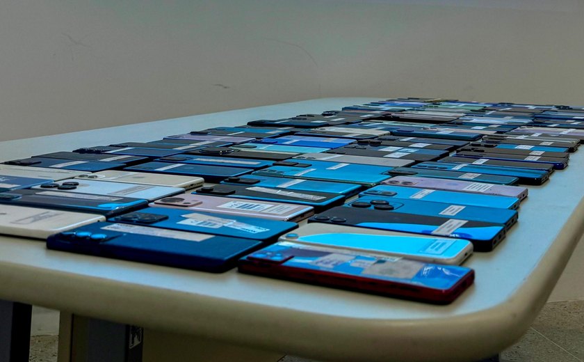 Mais 140 alagoanos recebem celulares recuperados pela SSP