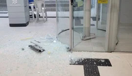 Homem invade agência do Banco do Brasil e quebra porta de vidro usando extintor de incêndio, em Arapiraca