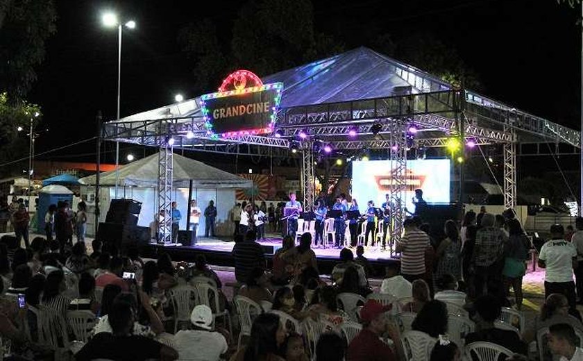 Coruripe tem abertura do Natal de Luz e apresentação do Espetáculo Encanta