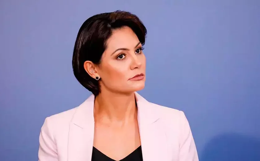Polícia Federal identifica depósitos em dinheiro vivo de Cid para Michelle Bolsonaro
