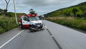 Homem de 29 anos fica ferido após colidir com a motocicleta em poste na BR-101