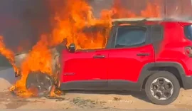 Jeep Renegade fica destruído após incendiar na Avenida Gustavo Paiva, em Maceió