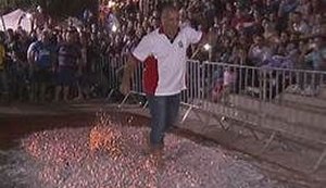 Fiel fica ferido ao tentar atravessar braseiro de fogueira