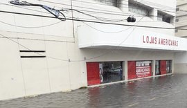 Ruas no entorno da Avenida da Paz, em Maceió, ficam alagadas após chuvas fortes