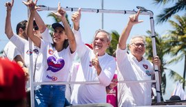 Ronaldo Lessa participa de caminhada na orla ao lado de Paulo Dantas