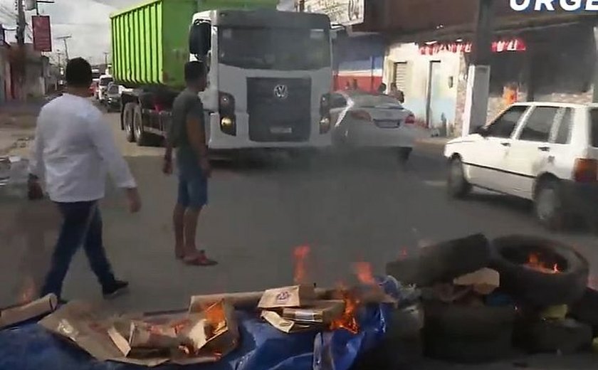 Moradores de conjunto no Benedito Bentes protestam por pavimentação