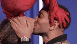 John Legend e modelo reencenam beijo de 'Homem-Aranha' em programa de TV