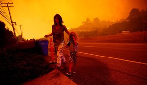 Novos incêndios deixam nove mortos e 150 mil desalojados na Califórnia