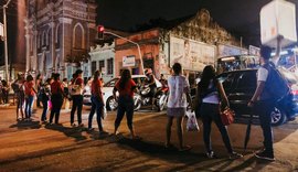 Familiares de reeducandos protestam e bloqueiam trânsito no Centro de Maceió