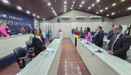 Vereadores fazem um minuto de silêncio em homenagem a vítima de feminicídio, em Maceió
