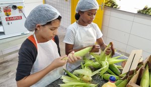 Em Arapiraca, atividade pedagógica ensina alunos a plantar milho e fazer comidas típicas