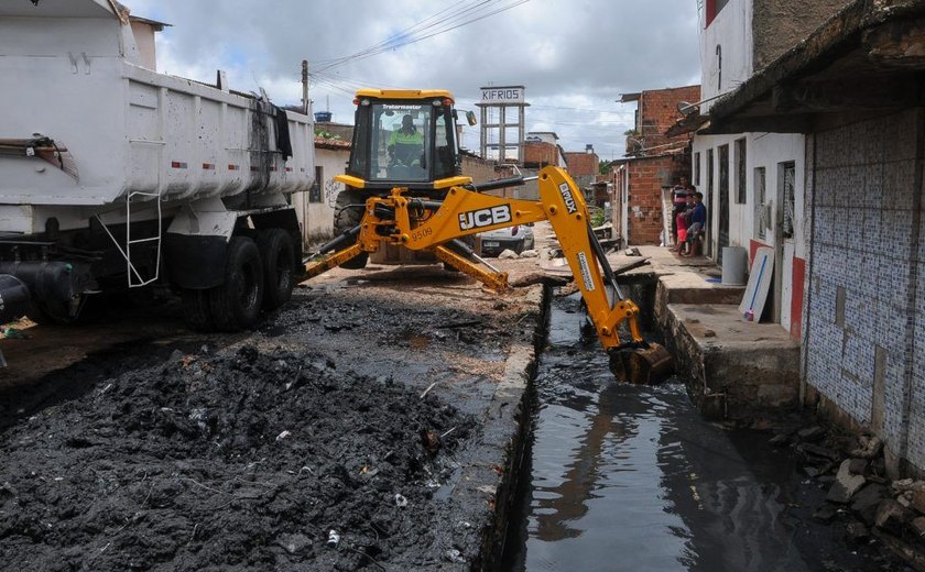 Prefeitura reforça serviços de drenagem em bairros de Maceió