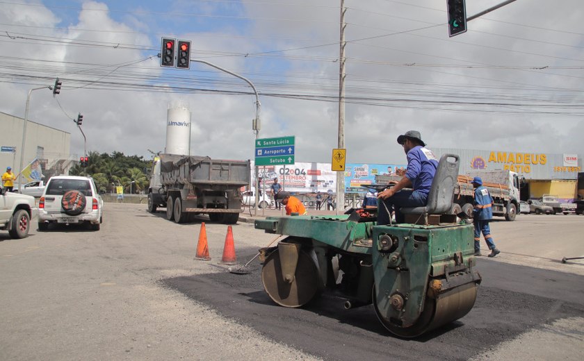 Operação tapa-buraco recupera vias na parte alta de Maceió