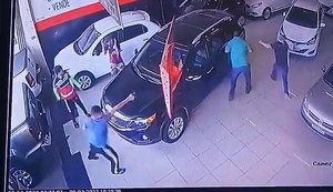 Funcionário de loja de veículos morre e empresário fica ferido por criminosos em Arapiraca