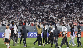 Fortaleza é declarado pela Conmebol vencedor de jogo contra o Colo-Colo que teve invasão no gramado