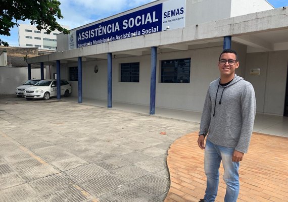Jovem assistido pela Semas chega à universidade e inspira crianças em risco social