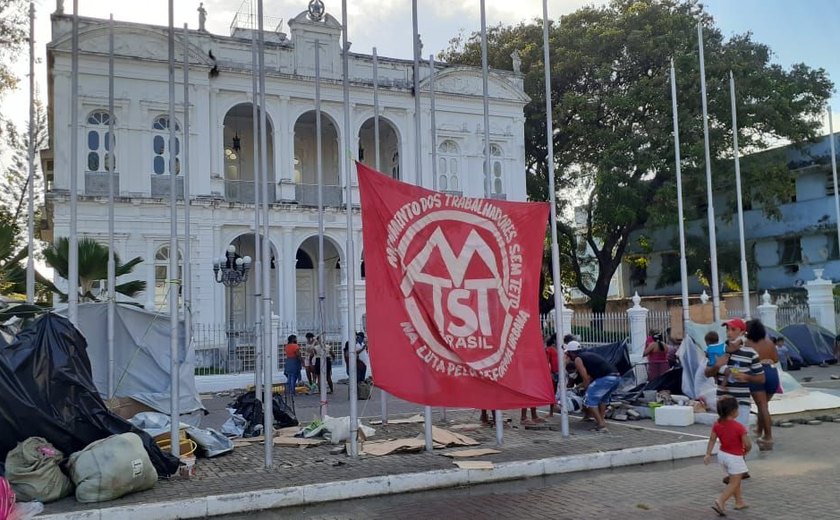 Iteral negocia saída de sem teto da Praça dos Martírios