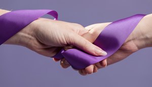 Agosto Lilás: conheça os cuidados e tratamentos para pele de vítimas da violência contra a mulher