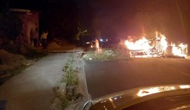 Moradores de ocupação irregular fecham única via de condomínios após morte de motociclista