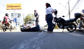 Motociclista derrapa após passar em óleo diesel derramado em avenida