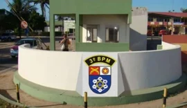 Homem supostamente sob efeito de drogas invade a casa da mãe e faz ameaças usando facão