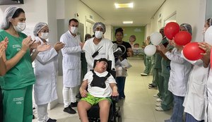 Após sete meses de internação, menino de 8 anos recebe alta no Hospital da Criança de Alagoas