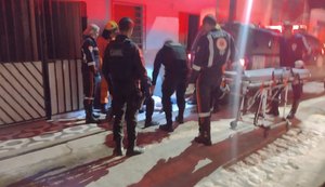 Pai e filha de 3 anos são baleados enquanto assistiam jogo na sala de casa