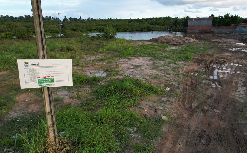 Área de manguezal é aterrada para venda de lotes em Maceió