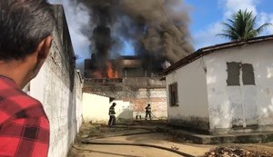 Incêndio atinge residência usada como depósito