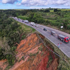 Deslizamento Da Prote O De Barreira Na Br Deixa Tr Nsito