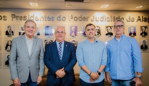 Ronaldo Lessa discute com presidente do TJ//AL e diretor da CBV criação de centro de treinamento de vôlei