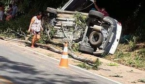 Capotamento com carro da Eletrobras deixa duas pessoas feridas