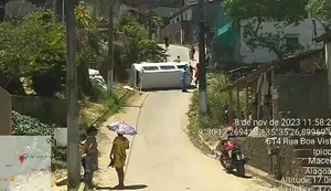 Kombi tomba e fica atravessada em rua ao tentar subir ladeira no bairro de Ipioca