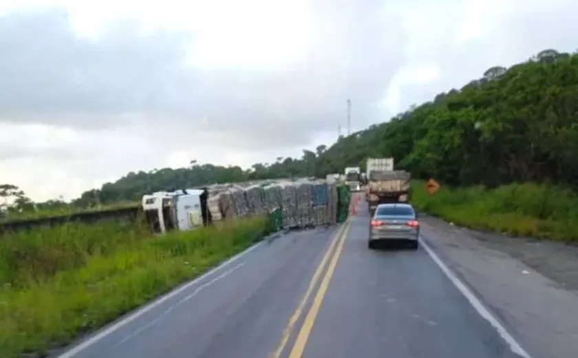 Acidente entre carretas deixa tráfego lento na BR-316, em Pilar