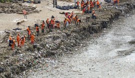 Toneladas de lixo são retiradas de praias na capital da República Dominicana