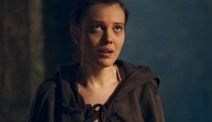 Isis é assassinada por Catarina porque está ajudando Amália