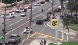 Carreata de apoiadores de Bolsonaro pede reabertura do Comércio