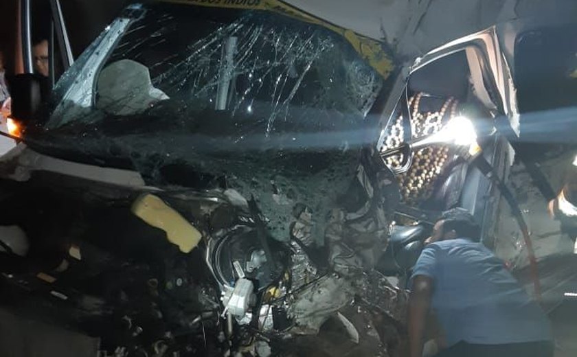 Colisão entre caminhão e van em Atalaia deixa três feridos na noite desta terça