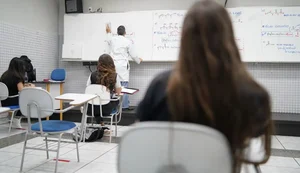 Relatório amplia formação básica do ensino médio para 2,2 mil horas